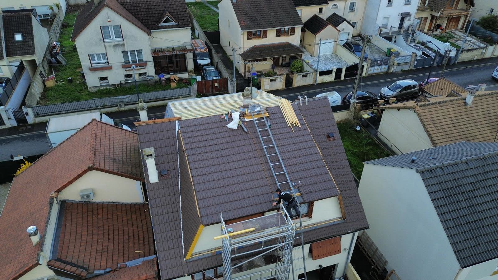 Vue par drone d'une couverture en tuiles terminée dans les Yvelines