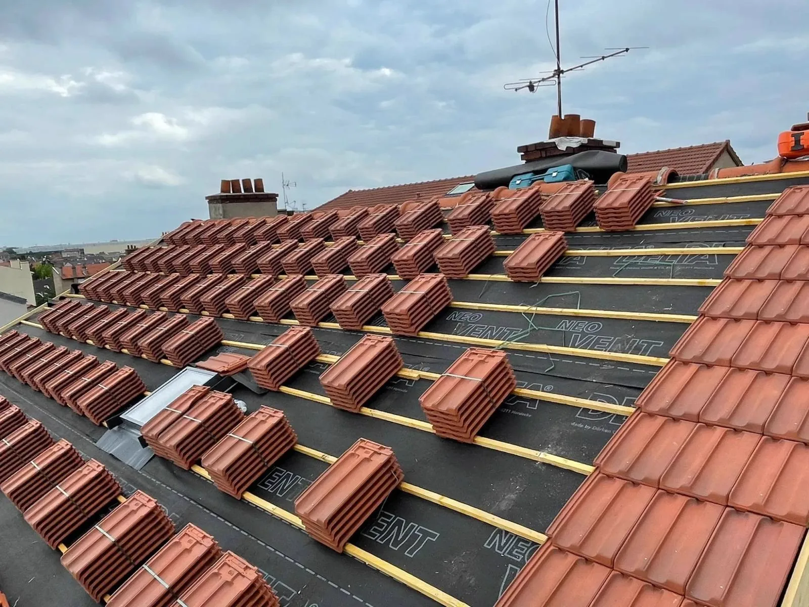 Toiture en tuiles avec gouttière en zinc rénovée à Montfort-l'Amaury